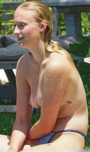 Sophie Turner Naked Braless
