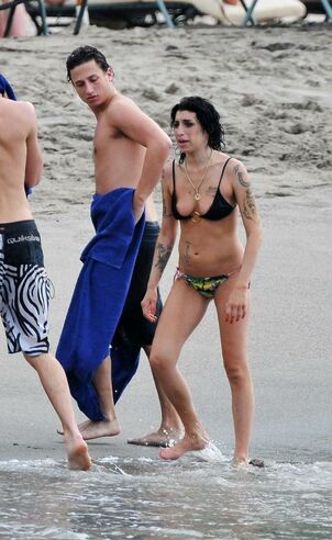 Amy Winehouse nude, naked,..