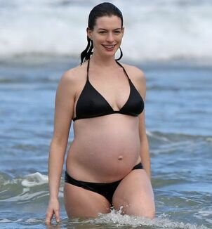 pregnant-anne-hathaway-in-bikini-at