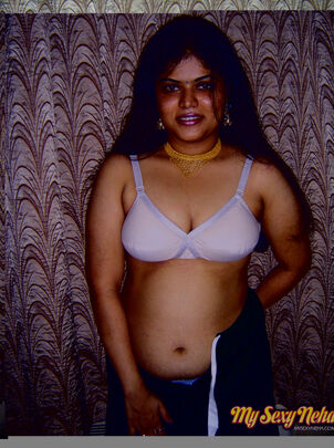 Round Indian chick Neha Nair lets